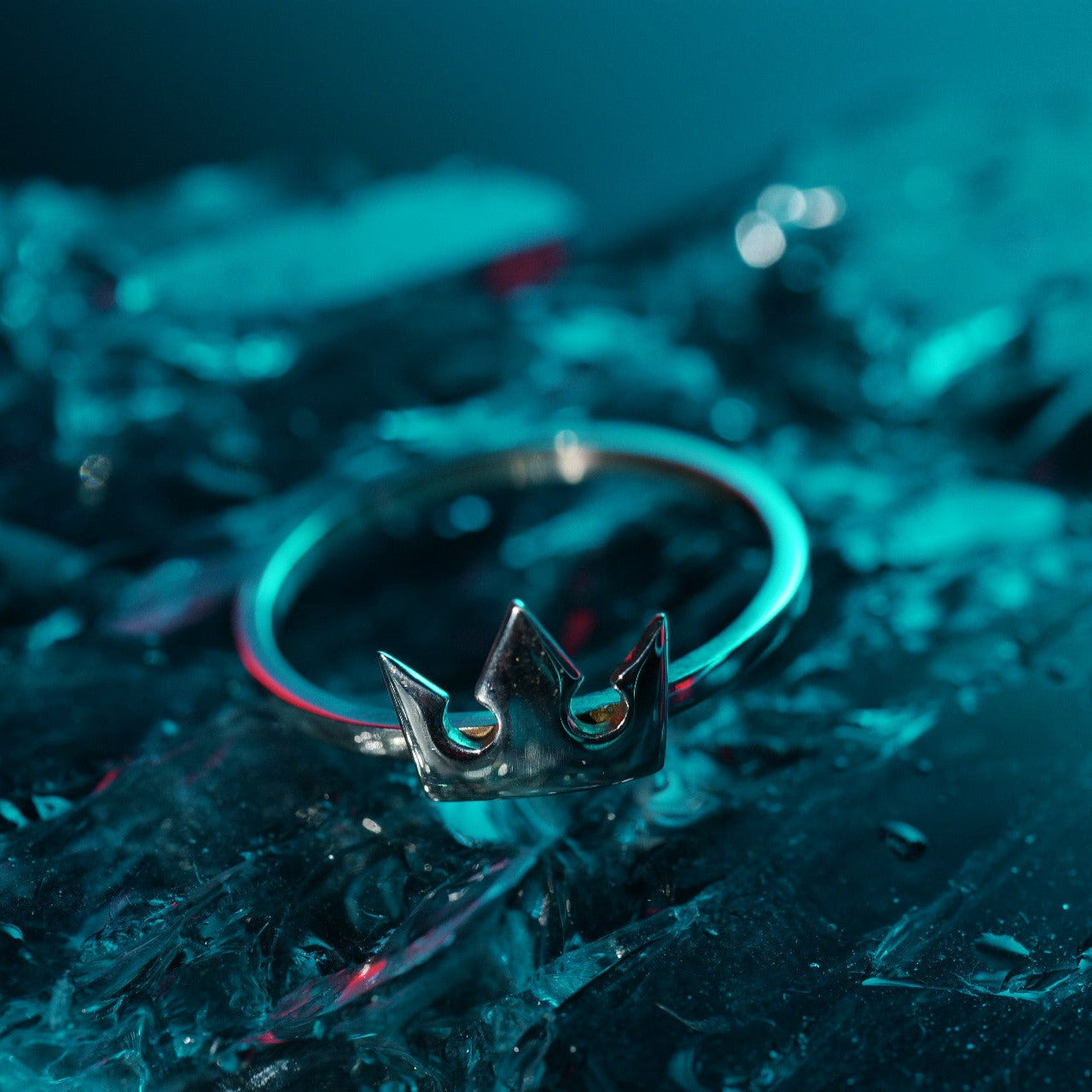 Full view of Korona ring in sterling silver with crown symbol