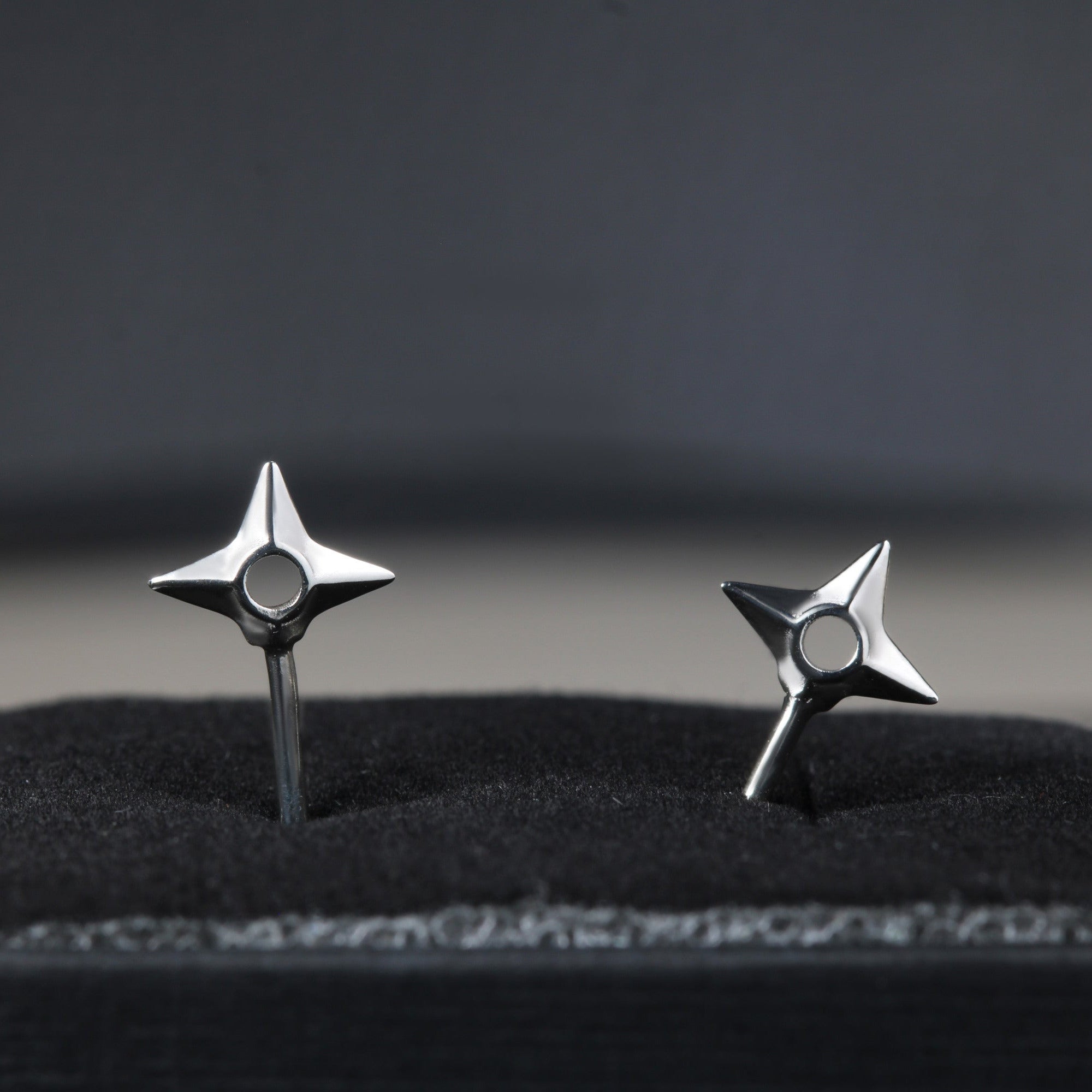 Kunai earrings in sterling silver shaped like shuriken with embedded effect design